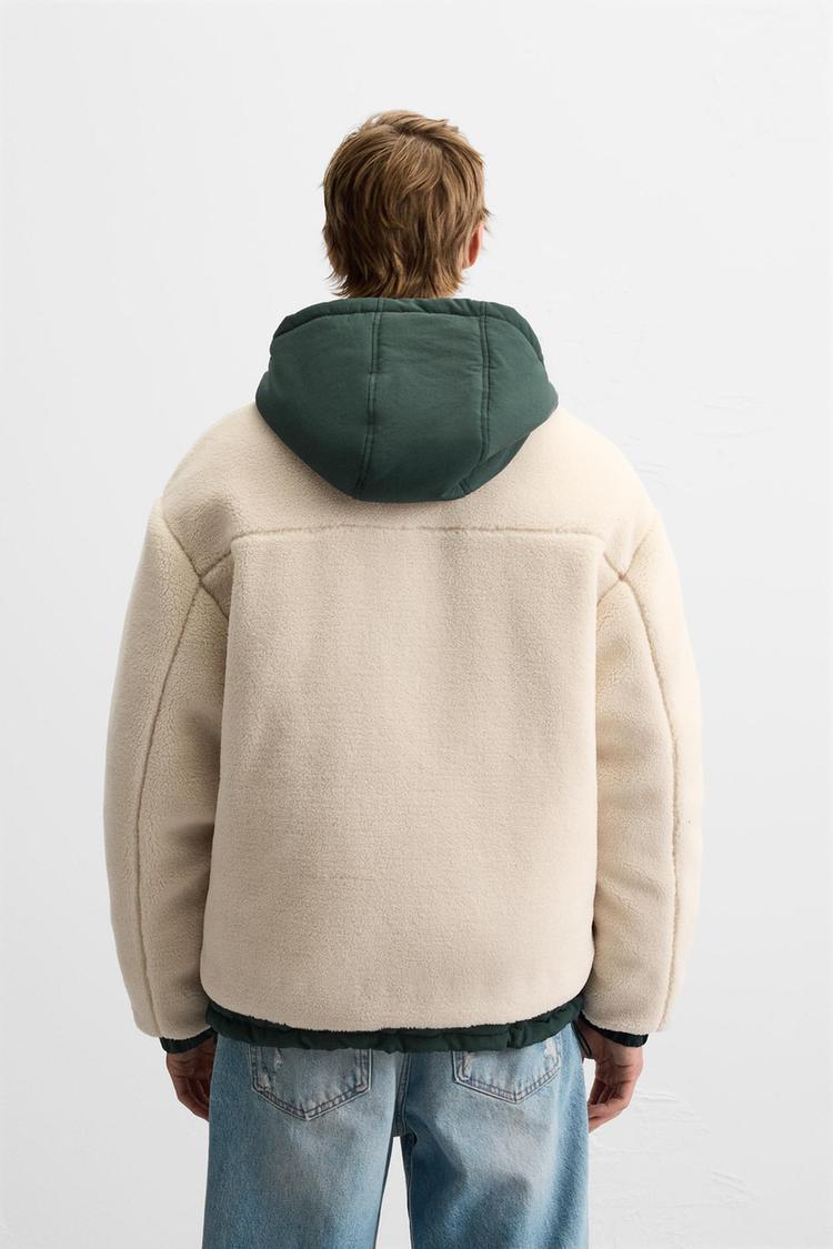 JAQUETA COM EFEITO DE PELO ENCARACOLADO COMBINADO