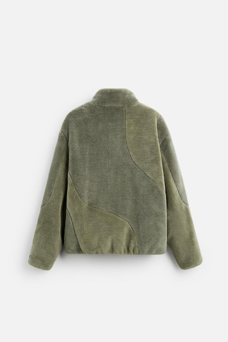 JAQUETA COM PELO SINTÉTICO ENCARACOLADO