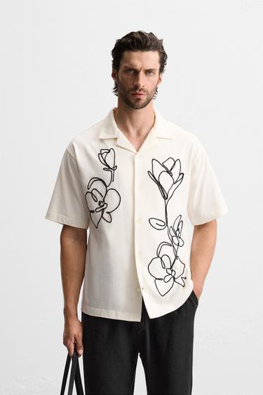 CAMISA COM ESTRUTURA E BORDADOS