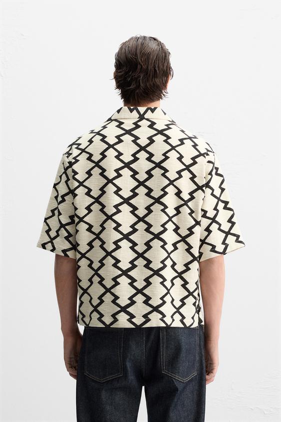 CAMISA COMPRIDA COM ESTAMPA GEOMÉTRICA