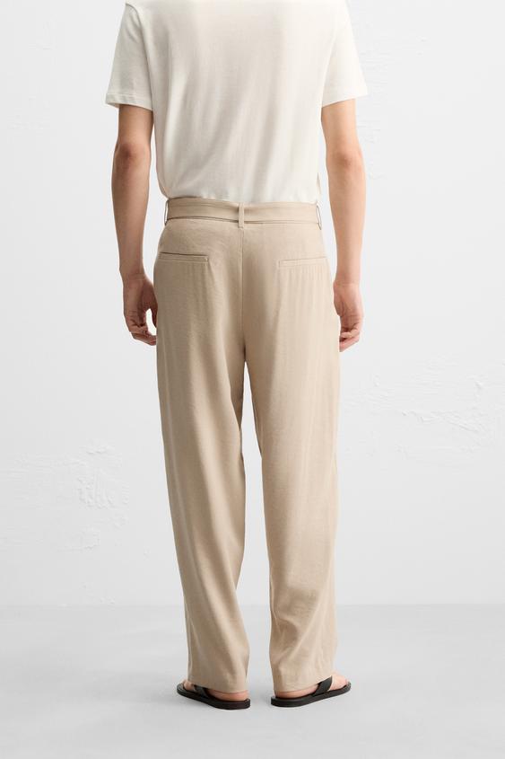 CALÇA COM PREGAS E CINTO