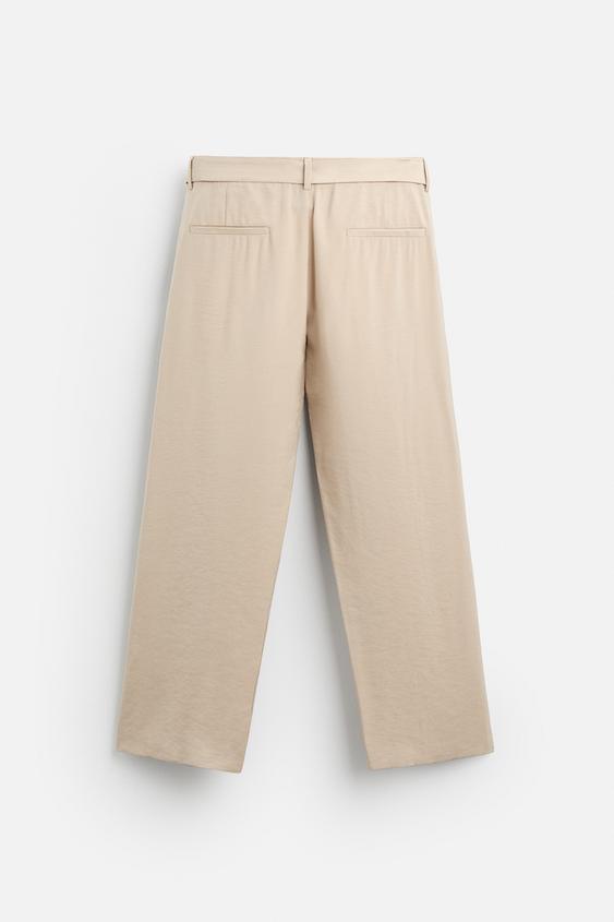 CALÇA COM PREGAS E CINTO