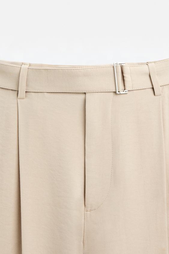 CALÇA COM PREGAS E CINTO