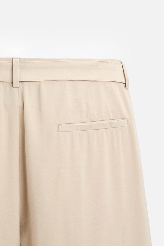 CALÇA COM PREGAS E CINTO