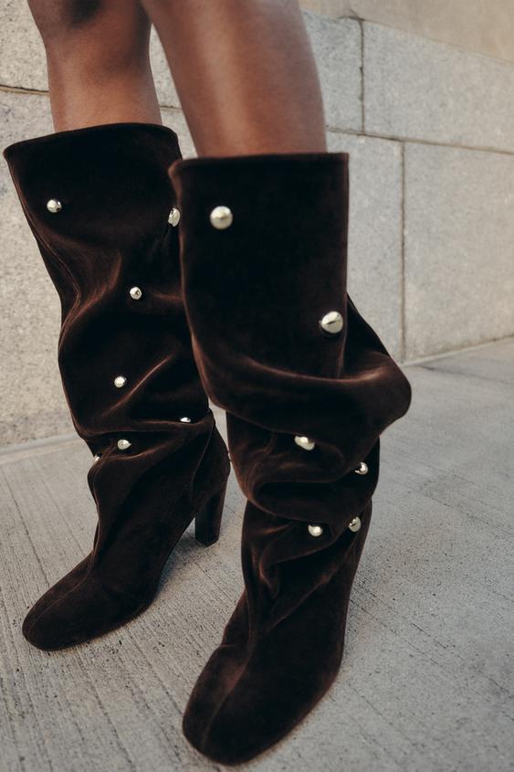 BOTA COM TACHAS E EFEITO DE VELUDO