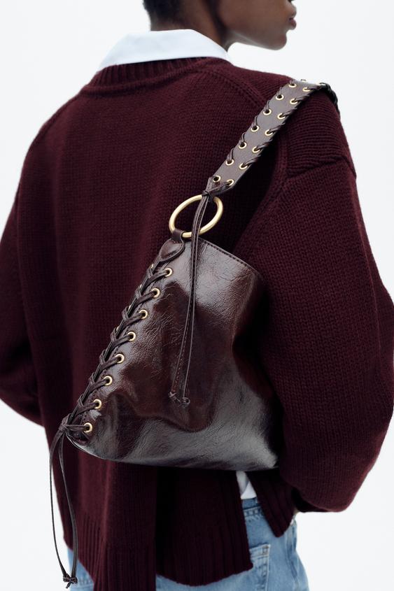 BOLSA DE OMBRO COM ILHÓS