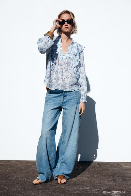 BLUSA ESTAMPADA COM BABADOS E JARETAS
