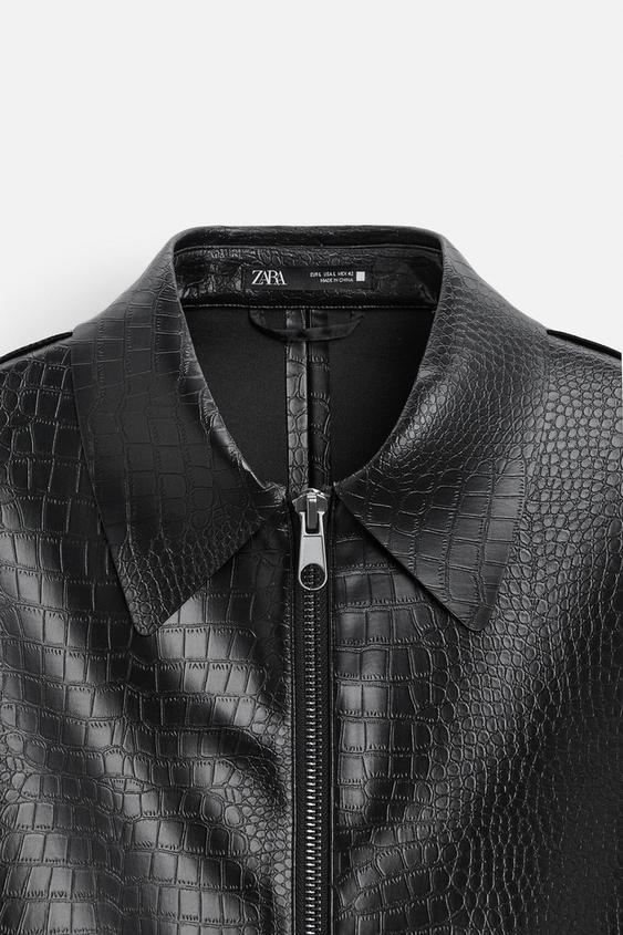 CAMISA LARGA EM POLIURETANO GRAVADO