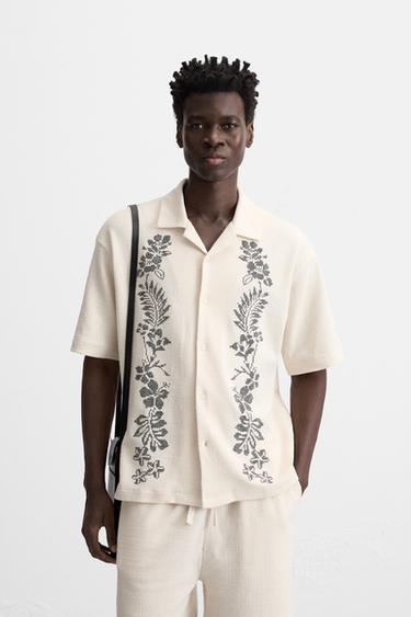 CAMISA COM TEXTURA E BORDADOS