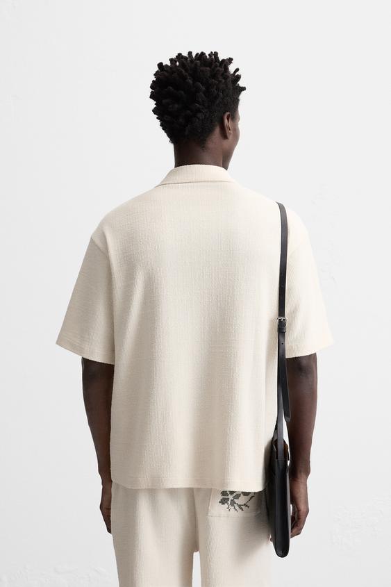 CAMISA COM TEXTURA E BORDADOS