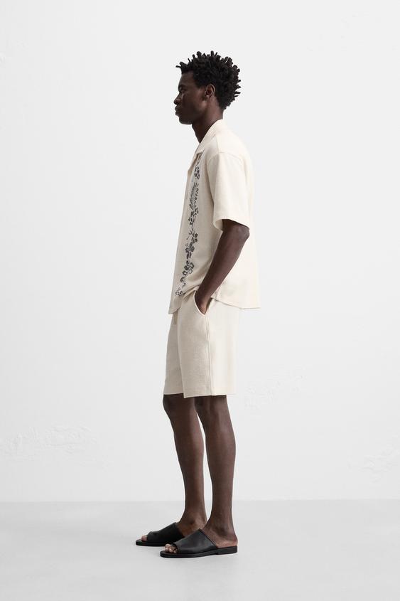 CAMISA COM TEXTURA E BORDADOS