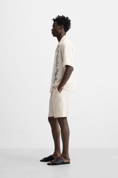 CAMISA COM TEXTURA E BORDADOS