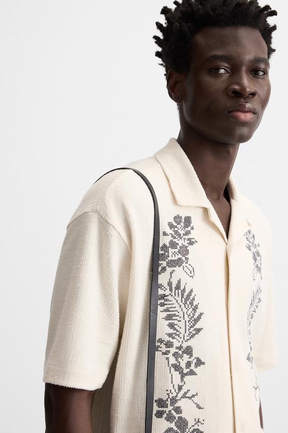 CAMISA COM TEXTURA E BORDADOS