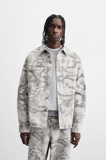 CAMISA LARGA COM ESTAMPADO ABSTRATO