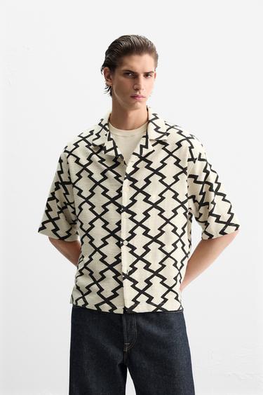 CAMISA COMPRIDA COM ESTAMPA GEOMÉTRICA