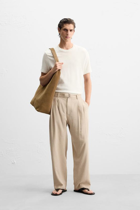 CALÇA COM PREGAS E CINTO
