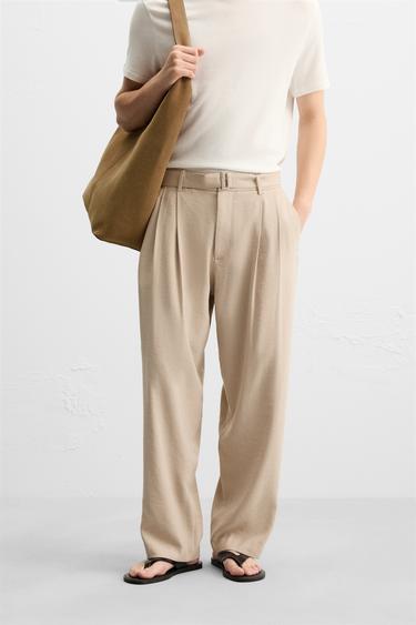 CALÇA COM PREGAS E CINTO