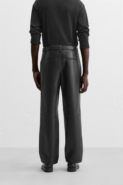 CALÇA DE POLIURETANO COM PREGAS