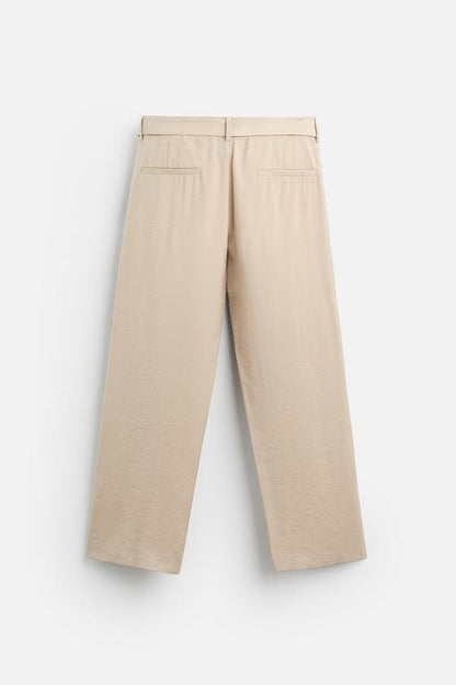 CALÇA COM PREGAS E CINTO
