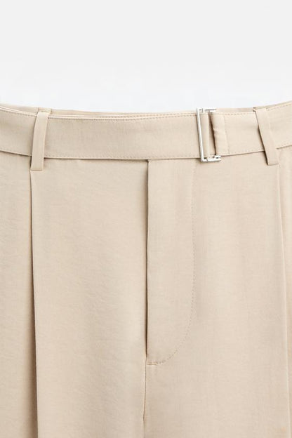 CALÇA COM PREGAS E CINTO