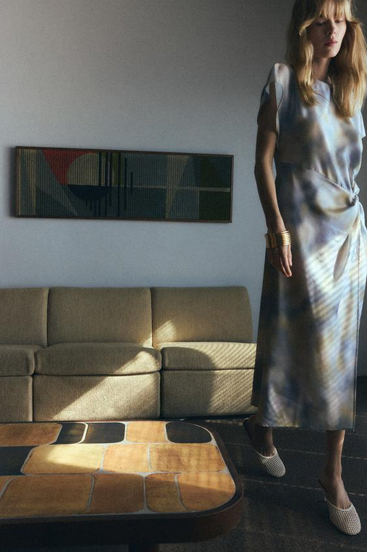 VESTIDO MIDI ACETINADO COM ESTAMPA TIE-DYE