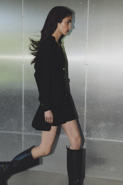 VESTIDO CURTO DE CREPE COM CINTO