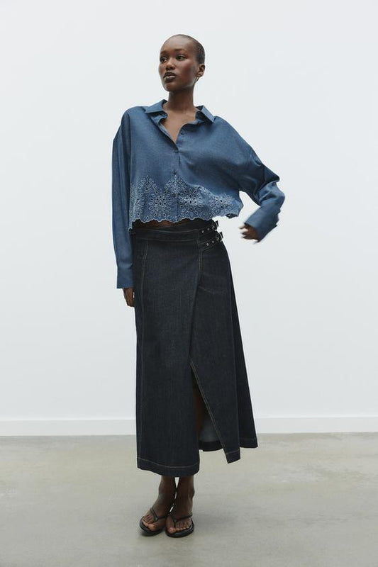 CAMISA CROPPED COM BORDADOS PERFURADOS
