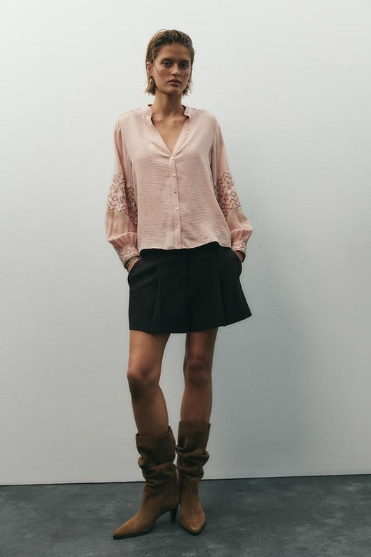 BLUSA COM BORDADOS