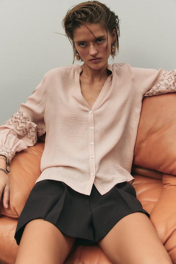 BLUSA COM BORDADOS
