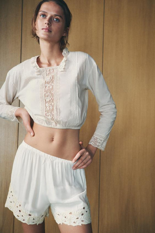 CAMISA COM DETALHES DE RENDA