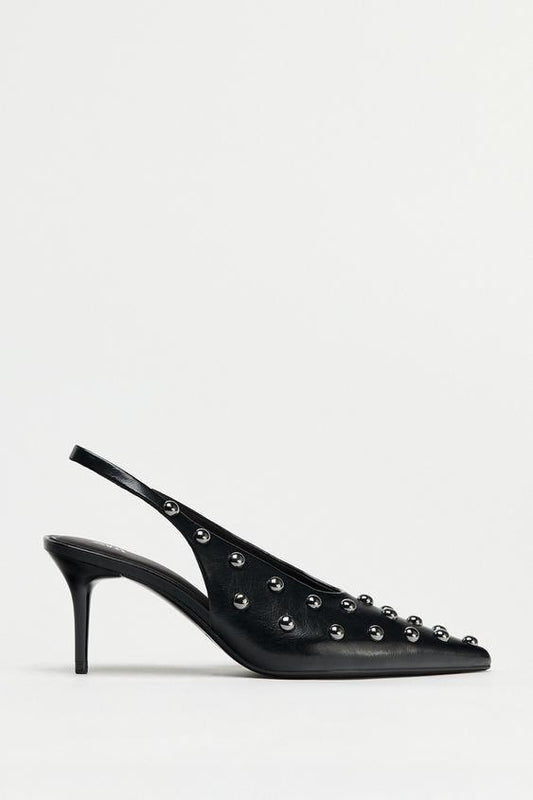 SAPATO MULE COM TACHAS